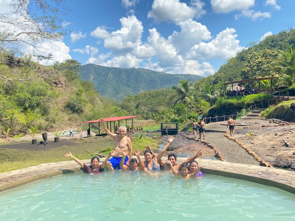 AGUITA DE COCO EN LAGUNA AZUL