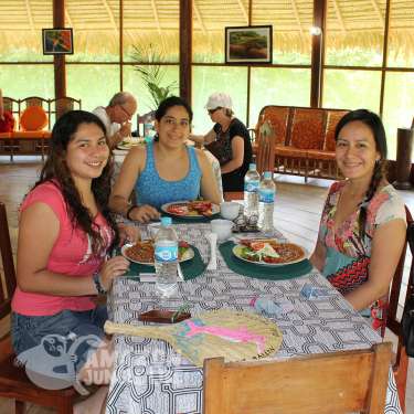 Almorzando en Curaka Lodge