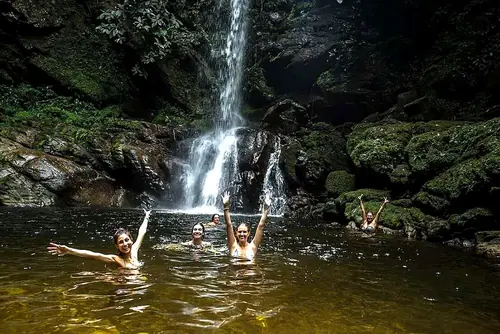 Bañandose en las cataratas de Huacamaillo