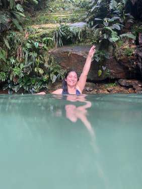 Disfrutando de un baño en las aguas turquesas Salto de la Bruja Tarapoto