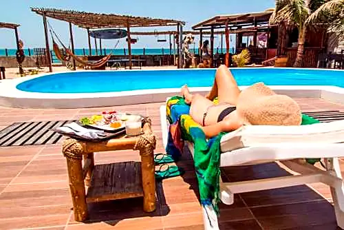 Disfrute y relajación en la piscina del hotel Blue Ocean