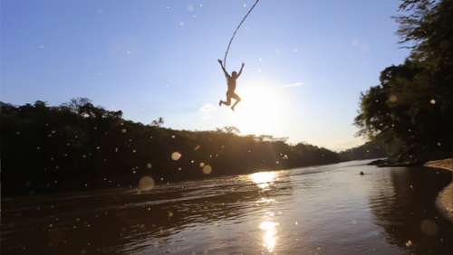 El increíble salto de la soga de Tarzán en el Rio Mayo