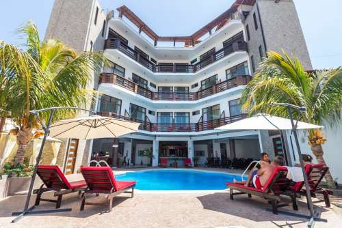 Entrada del Hotel Aryia en Mancora