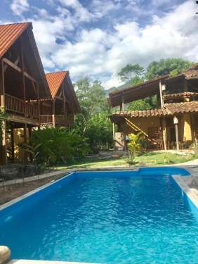 hermosa piscina en el centro del hotel CANTO DEL RIO Amazon Lodge