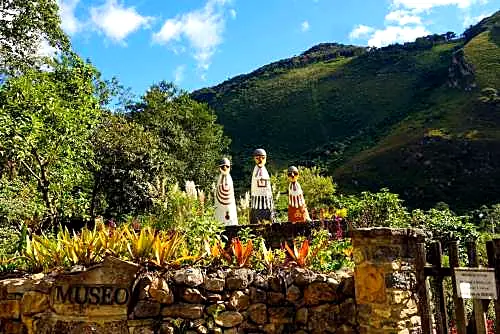Hermoso paisaje de la caminata hacia las tumbas de Revash