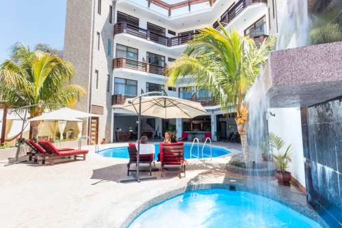 Piscina del Hotel Aryia en Mancora