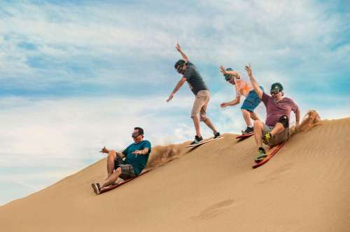 Surfeando en las montañas de arena de Huacachina 