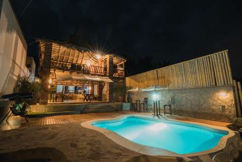 vista nocturna en la piscina de Makani Vichayito
