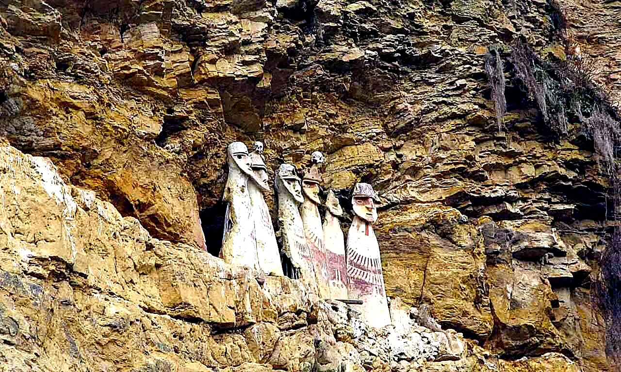 Tour Karajia y Caverna de Quiocta